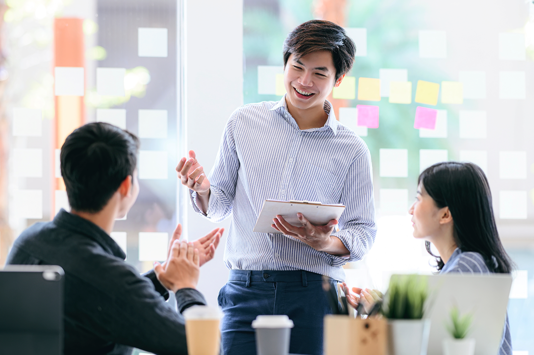 従業員がいきいきと話し合っている様子