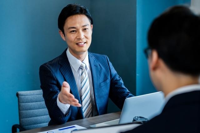 説明している男性コンサルタント