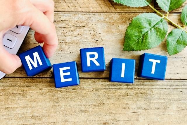 MERITの文字をピックアップする様子