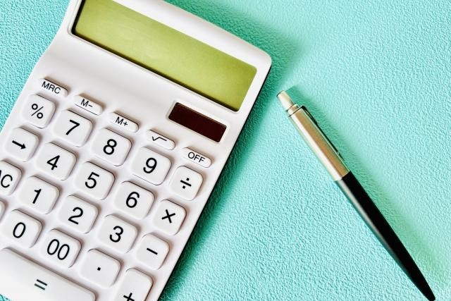 電卓とボールペン