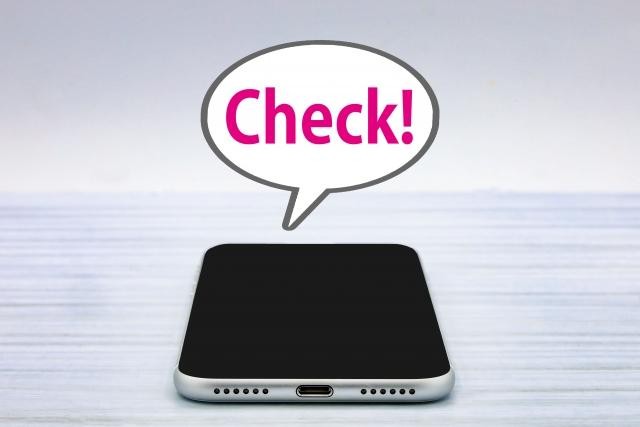 スマートフォンとCheckの文字