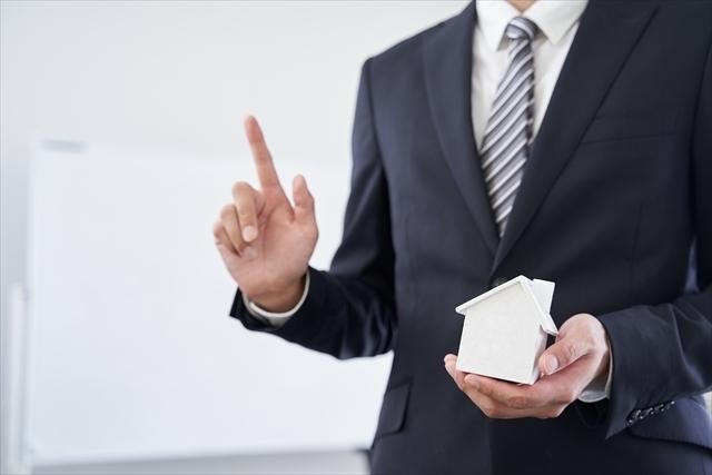 不動産のポイントを説明するビジネスマン