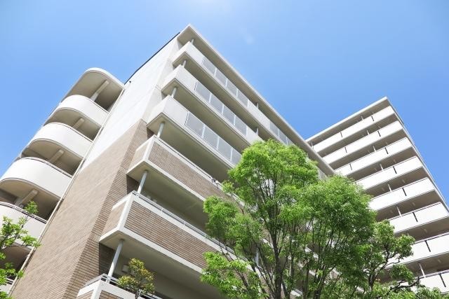 マンションと青空