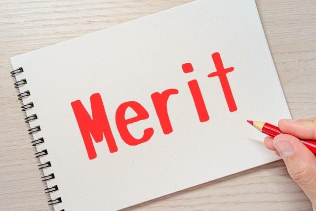 画用紙に色鉛筆で書かれたMeritの文字