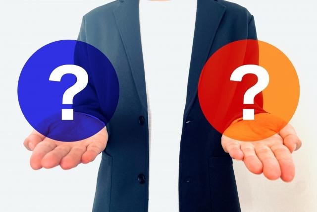 2つの選択肢を比較しているイメージ