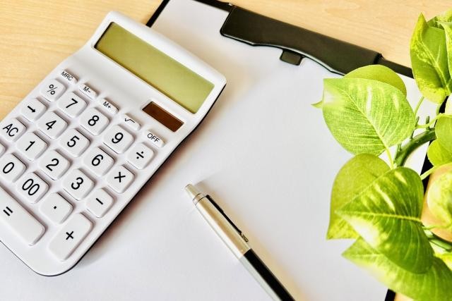 電卓・バインダー・ペンで計算するイメージ