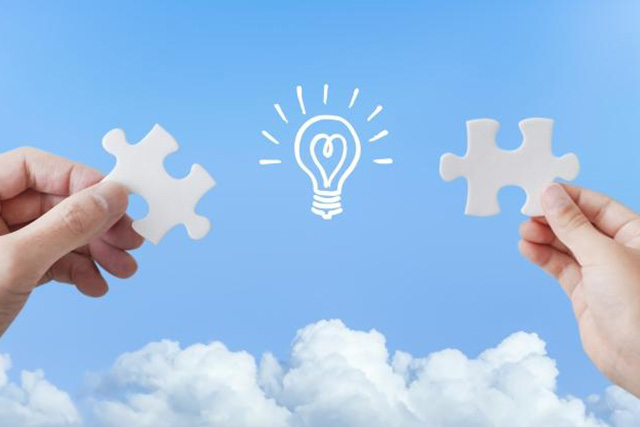 パソコンで経理処理を行っているイメージ