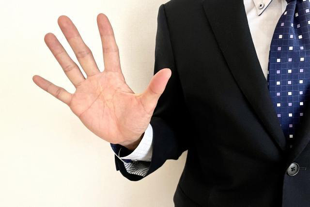 五本指を立てるビジネスマン
