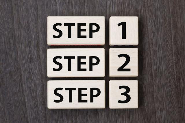 頭を抱えるビジネスウーマン