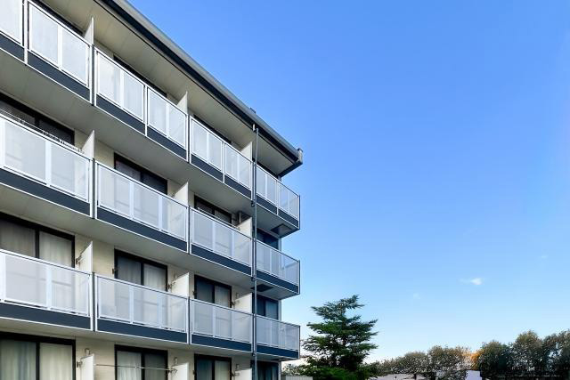 社宅の外観と青空のイメージ