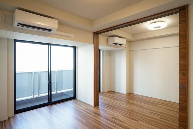 エアコンが設置されている室内の風景