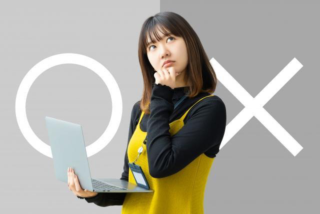 マルかバツか、どちらか考える女性