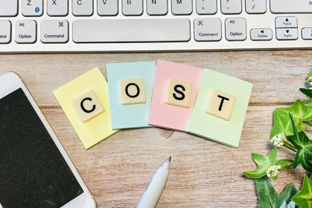 COSTの文字とパソコン・スマートフォン・ペン
