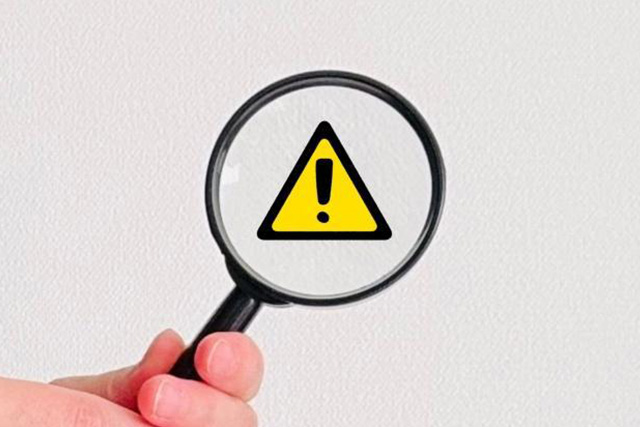 注意喚起（虫眼鏡を持つ手元）