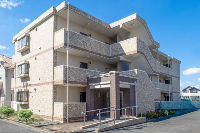 低層マンションと青空