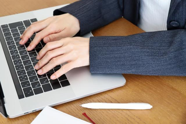 パソコンを使って仕事をする手元