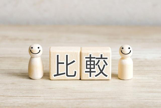 比較の文字とスマイル人形