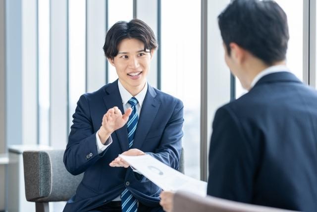 オフィスで商談するビジネスマン
